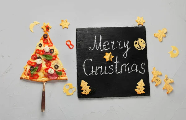 Ein Stück Pizza Das Wie Ein Weihnachtsbaum Aussieht Weihnachten Und — Stockfoto