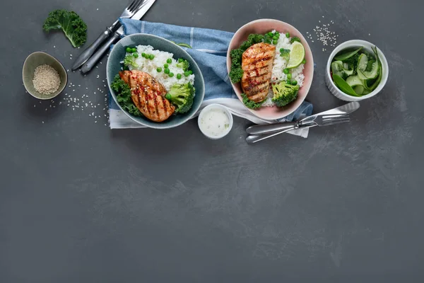 鶏の胸肉や切り身を焼き 白ご飯をゆでた 健康的な食事 食事のコンセプト トップビュー コピースペース — ストック写真