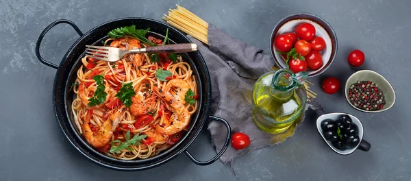 Massa Com Camarões Molho Tomate Cozinha Italiana Vista Superior Panorama — Fotografia de Stock