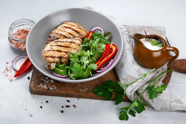 Filé Frango Grelhado Salada Legumes Frescos Comida Saudável Dieta Ceto — Fotografia de Stock