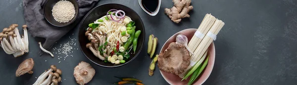 Udon Noedels Met Champignons Groenten Aziatische Stijl Gezond Voedsel Bovenaanzicht — Stockfoto