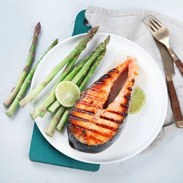 Lachs Vom Grill Mit Frischem Salat Helathy Eating Konzept Ansicht — Stockfoto