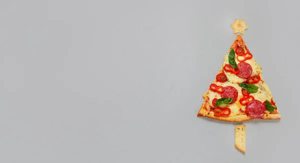 Pizzabit Som Julgran Jul Och Nyårskoncept Ovanifrån Kopiera Utrymme — Stockfoto