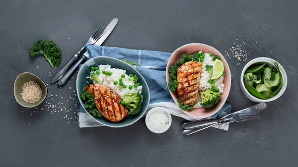 烤鸡胸肉或鱼片和煮过的白饭 健康饮食 节食的概念 顶部视图 复制空间 — 图库照片