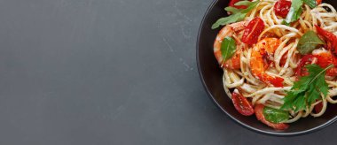 Beyaz soslu karidesli makarna. İtalyan mutfağı. Üst görünüm, alanı kopyala