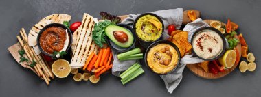 Farklı türde humus sosu ve aperatifler. Geleneksel ev yapımı atıştırmalık konsepti. Üst görünüm, alanı kopyala.