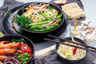 Bir sürü Asya yemeği. Asya yemekleri konsepti. Çin ya da Tayland mutfağı. Üst görünüm, alanı kopyala