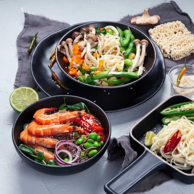 Bir sürü Asya yemeği. Asya yemekleri konsepti. Çin ya da Tayland mutfağı. 