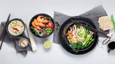 Bir sürü Asya yemeği. Asya yemekleri konsepti. Çin ya da Tayland mutfağı. Üst görünüm, alanı kopyala