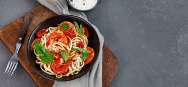 Beyaz soslu karidesli makarna. İtalyan mutfağı. Üst görünüm, alanı kopyala