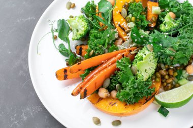 Kızarmış balkabağı salatası ve sebze. Sağlıklı vejetaryen yemekleri. 