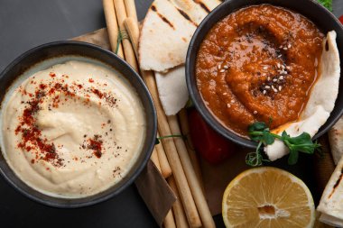 Farklı türde humus sosu ve aperatifler. Geleneksel ev yapımı atıştırmalık konsepti. Üst görünüm