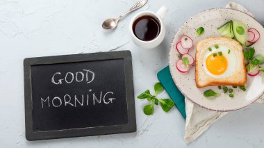 Kızarmış yumurta ve sebze. Lezzetli ve sağlıklı bir kahvaltı. Üst görünüm, kopyalama alanı, karatahta