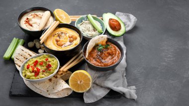 Farklı türde humus sosu ve aperatifler. Geleneksel ev yapımı atıştırmalık konsepti. Boşluğu kopyala.
