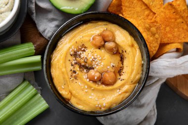 Farklı türde humus sosu ve aperatifler. Geleneksel ev yapımı atıştırmalık konsepti. Üst görünüm