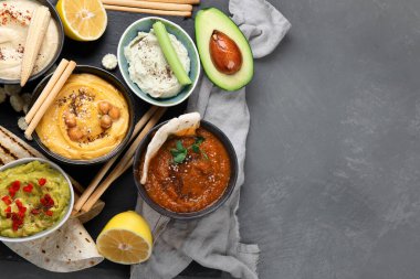 Farklı türde humus sosu ve aperatifler. Geleneksel ev yapımı atıştırmalık konsepti. Üst görünüm, alanı kopyala.