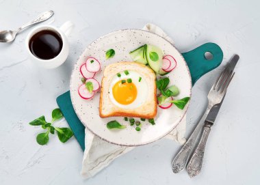 Kızarmış yumurta ve sebze. Lezzetli ve sağlıklı bir kahvaltı. Üst görünüm, alanı kopyala
