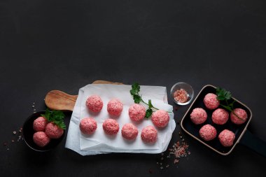 Otlu taze çiğ köfte. Üst görünüm, alanı kopyala