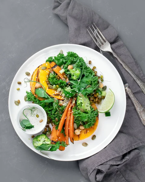 Salada Abóbora Grelhada Com Legumes Comida Vegetariana Saudável Vista Superior — Fotografia de Stock