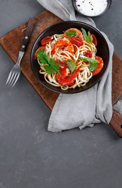 Massa Com Camarões Molho Branco Cozinha Italiana Vista Superior Espaço — Fotografia de Stock