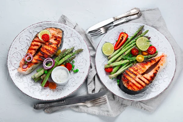 Lachs Vom Grill Mit Frischem Salat Helathy Eating Konzept Ansicht — Stockfoto