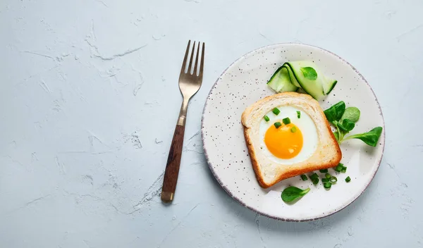 Ovo Frito Pão Com Verduras Delicioso Saudável Café Manhã Vista — Fotografia de Stock