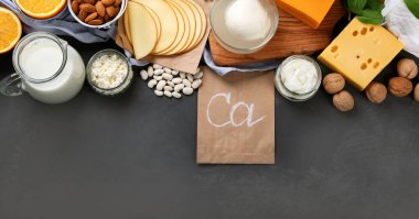 Sağlıklı günlük ve günlük olmayan ürünler koyu arka planda kalsiyum açısından zengin. Sağlıklı yiyecekler. Boşluğu kopyala, üst görünüm