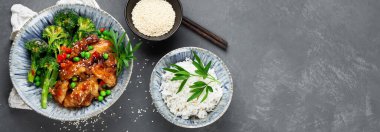 Kızarmış tavuklu pilav ve buharda pişirilmiş brokoli. Öğle yemeği için sağlıklı diyet menüsü. Üst görünüm, alanı kopyala