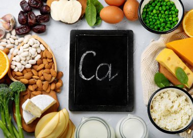 Kalsiyum bakımından zengin günlük ve günlük olmayan ürünler. Sağlıklı yiyecekler. Tebeşir tahtası