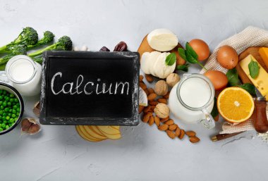 Kalsiyum bakımından zengin günlük ve günlük olmayan ürünler. Sağlıklı yiyecekler. Boşluğu kopyala, karatahta