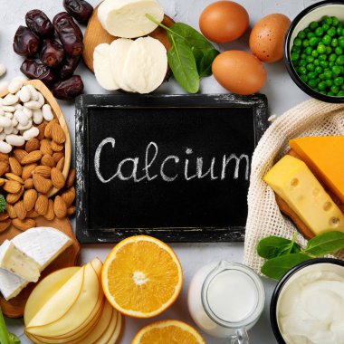 Kalsiyum bakımından zengin günlük ve günlük olmayan ürünler. Sağlıklı yiyecekler. Tebeşir tahtası