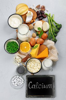 Kalsiyum bakımından zengin günlük ve günlük olmayan ürünler. Sağlıklı yiyecekler. Boşluğu kopyala, karatahta