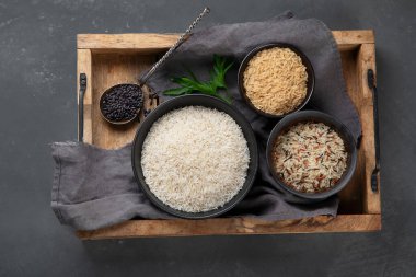 Gri arkaplan, üst görünüm üzerinde farklı pirinç türleri ile ayarlayın 