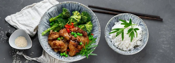 Rijst Belegd Met Gebakken Kip Geserveerd Met Gestoomde Broccoli Gezond — Stockfoto