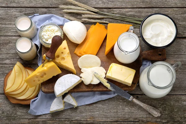 Berbagai Jenis Produk Susu Segar Dengan Latar Belakang Kayu Tampilan — Stok Foto