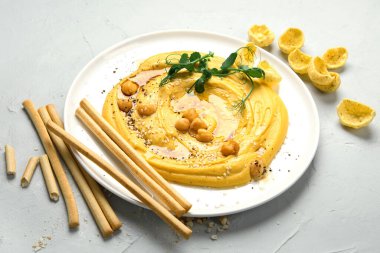 Farklı türde humus sosları. Geleneksel ev yapımı abur cubur konsepti. 