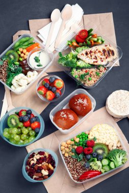 Ev yapımı besin içeren yemek paketleri. Et, sebze ve meyve. Üst görünüm, alanı kopyala