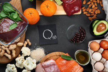 Sağlıklı besin, bağışıklık sistemini destekleyen koenzim Q10 içerir. Üst manzara, kara yaban domuzu