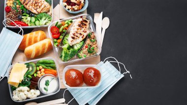 Ev yapımı besin içeren yemek paketleri. Et, sebze ve meyve. Üst görünüm, alanı kopyala