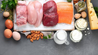 Protein açısından en iyi ürünler. Sağlıklı beslenme ve beslenme konsepti. Üst görünüm, alanı kopyala