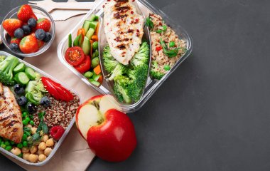Ev yapımı besin içeren yemek paketleri. Et, sebze ve meyve. Üst görünüm, alanı kopyala