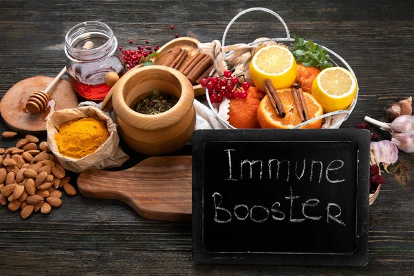 Friska Produkter För Immunitet Stimulerande Och Kalla Rättsmedel Träbord Naturmedicin — Stockfoto