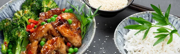 Ryż Zwieńczony Smażonym Kurczakiem Podawanym Parzonymi Brokułami Zdrowe Menu Dietetyczne — Zdjęcie stockowe