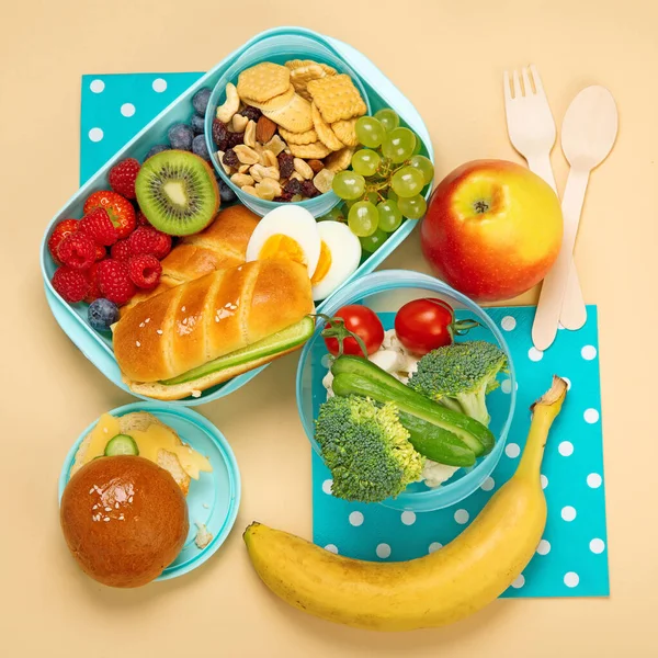 Skolmatlåda Med Smörgåsar Grönsaker Och Frukt Orange Bakgrund Ovanifrån Kopiera — Stockfoto