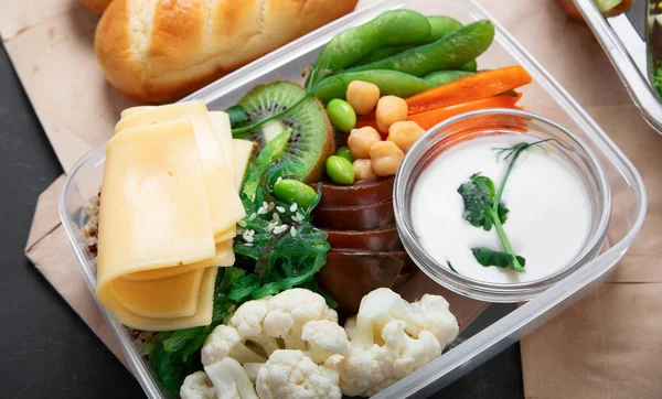 Lunchpakete Zum Mitnehmen Mit Hausgemachten Nahrungsmitteln Fleisch Gemüse Und Obst — Stockfoto