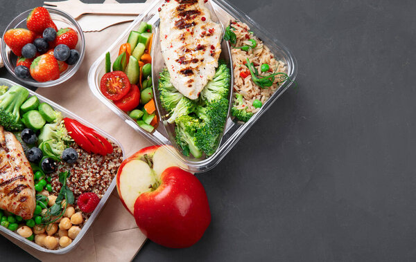 Обеденные коробки с домашним питанием - мясо, овощи и фрукты. Вид сверху, пространство для копирования