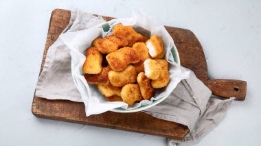 Tahtada ketçaplı kızarmış tavuk nugget. Üst görünüm