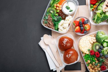 Ev yapımı besin içeren yemek paketleri. Et, sebze ve meyve. Üst görünüm, alanı kopyala