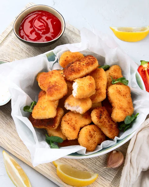 Stekt Krispig Kycklingnuggets Med Ketchup Träskiva Ovanifrån — Stockfoto