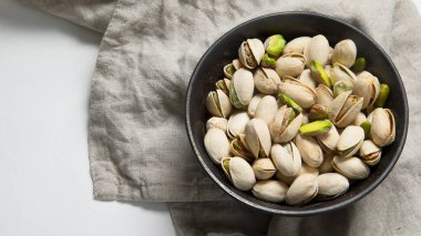 Siyah kasede tuzlu şam fıstığı. Sağlıklı vejetaryen protein besleyici gıdalar. Doğal çerezler